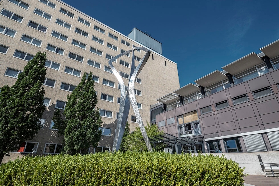 Vorplatz der Klinik Vorplatz der Klinik
