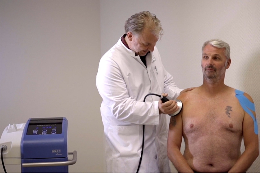 Dr. Philipp untersucht einen Patienten Dr. Philipp untersucht einen Patienten